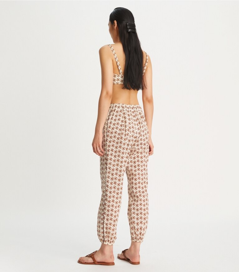 Tory Burch diseñador ropa de playa Pantalones de playa estampados en Curly Ditsy Logo en el modelo (espalda)