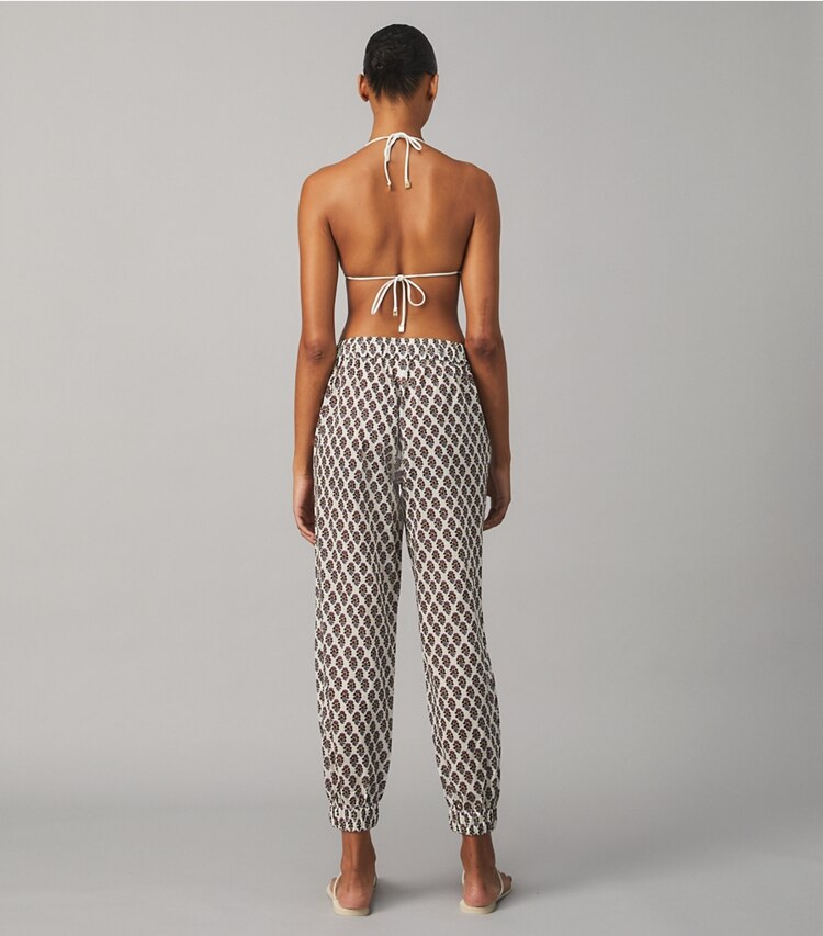 Tory Burch diseñador ropa de playa Pantalones de playa estampados en PURPLE BLOCK-PRINT THISTLE en el modelo (espalda)