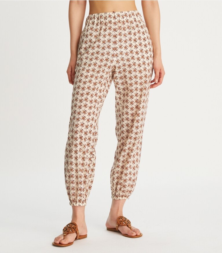 Tory Burch diseñador ropa de playa Pantalones de playa estampados en Curly Ditsy Logo en el modelo (detalle)