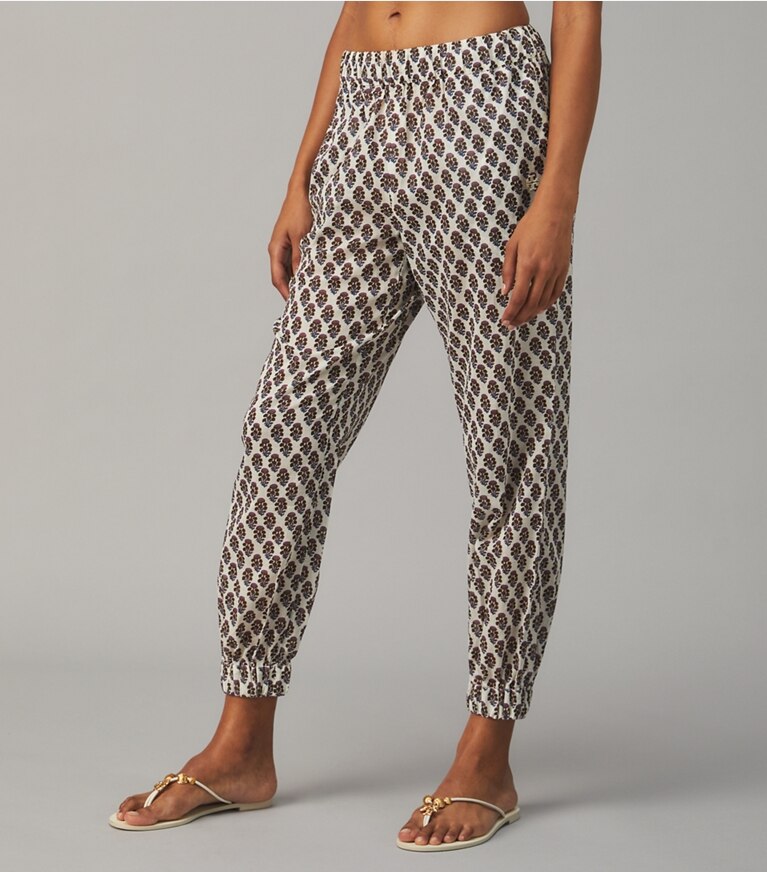 Tory Burch diseñador ropa de playa Pantalones de playa estampados en PURPLE BLOCK-PRINT THISTLE en el modelo (detalle)