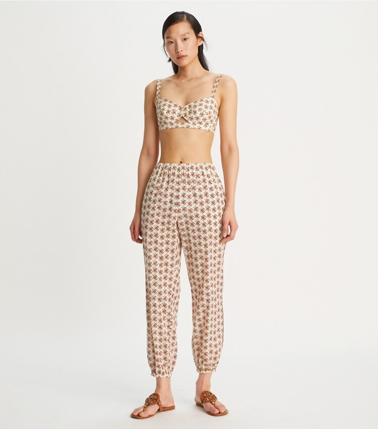 Tory Burch diseñador ropa de playa Pantalones de playa estampados en Curly Ditsy Logo en el modelo (frente)