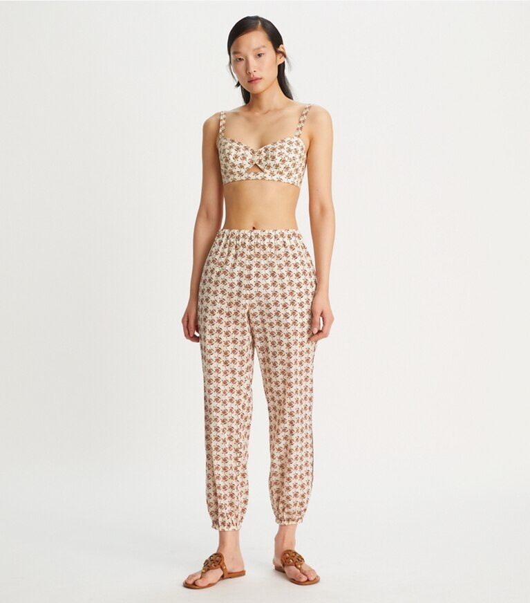 Tory Burch diseñador ropa de playa Pantalones de playa estampados en Curly Ditsy Logo en el modelo (frente)