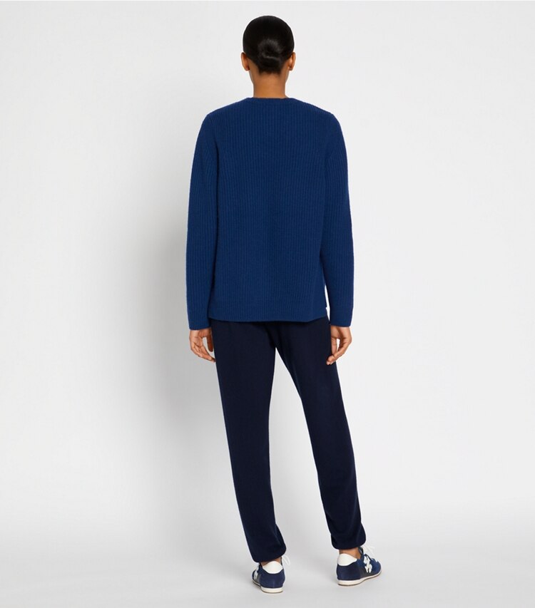 Tory Sport diseñador prendas inferiores Pantalones deportivos de cachemira en Tory Navy en el modelo (espalda)