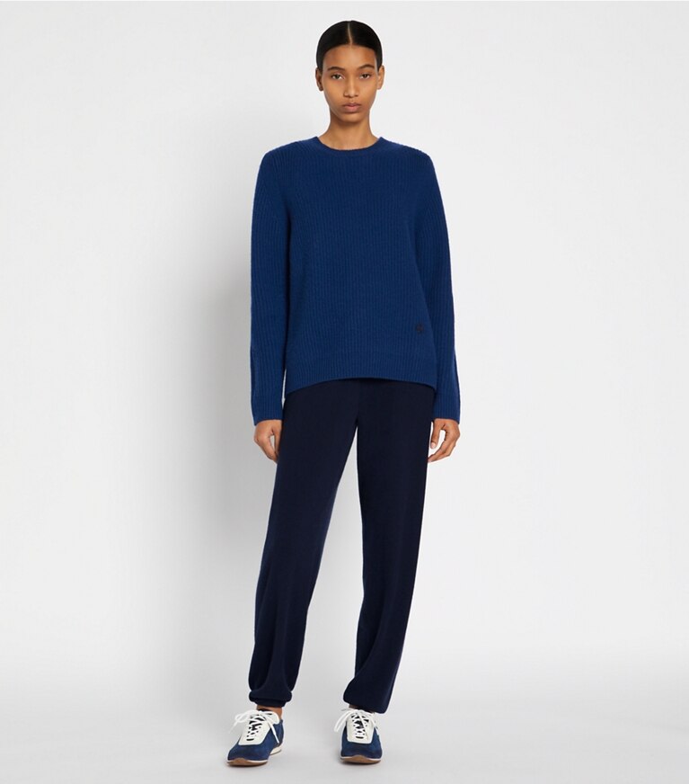 Tory Sport diseñador prendas inferiores Pantalones deportivos de cachemira en Tory Navy en el modelo (frente)
