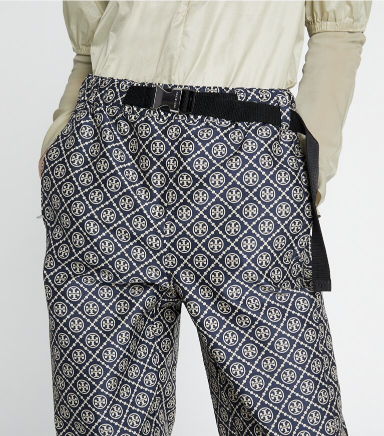 Tory Sport diseñador prendas inferiores Pantalones deportivos de jacquard técnico con monograma de T en TORY NAVY T MONOGRAM SMALL SPORT adicional en el modelo