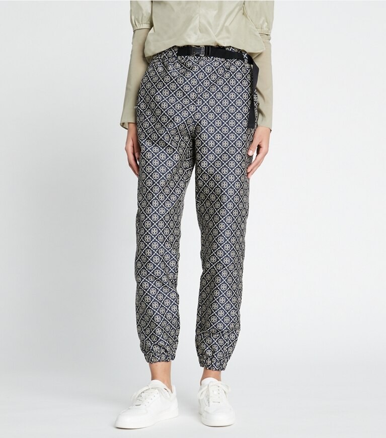 Tory Sport diseñador prendas inferiores Pantalones deportivos de jacquard técnico con monograma de T en TORY NAVY T MONOGRAM SMALL SPORT en el modelo (detalle)