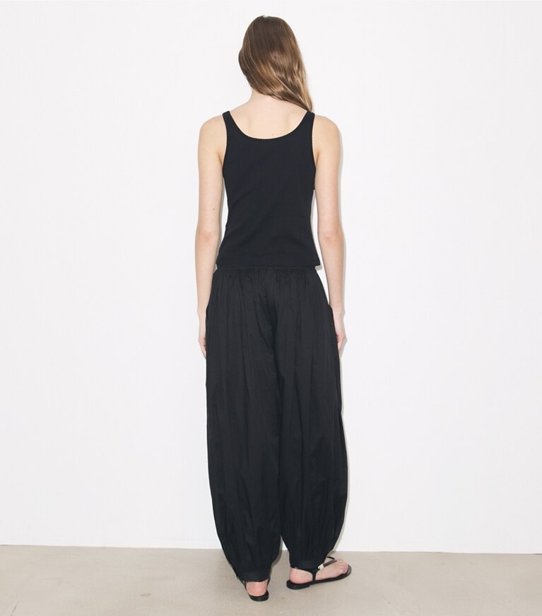 Tory Burch diseñador prendas inferiores Pantalones globo en BLACK parte posterior en modelo