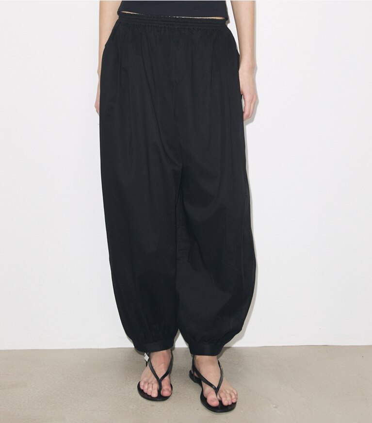 Tory Burch diseñador prendas inferiores Pantalones globo en BLACK detalle en modelo