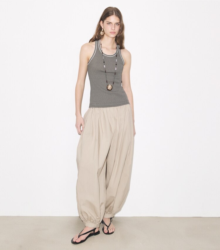 Tory Burch diseñador prendas inferiores Pantalones globo en Gray frente en modelo
