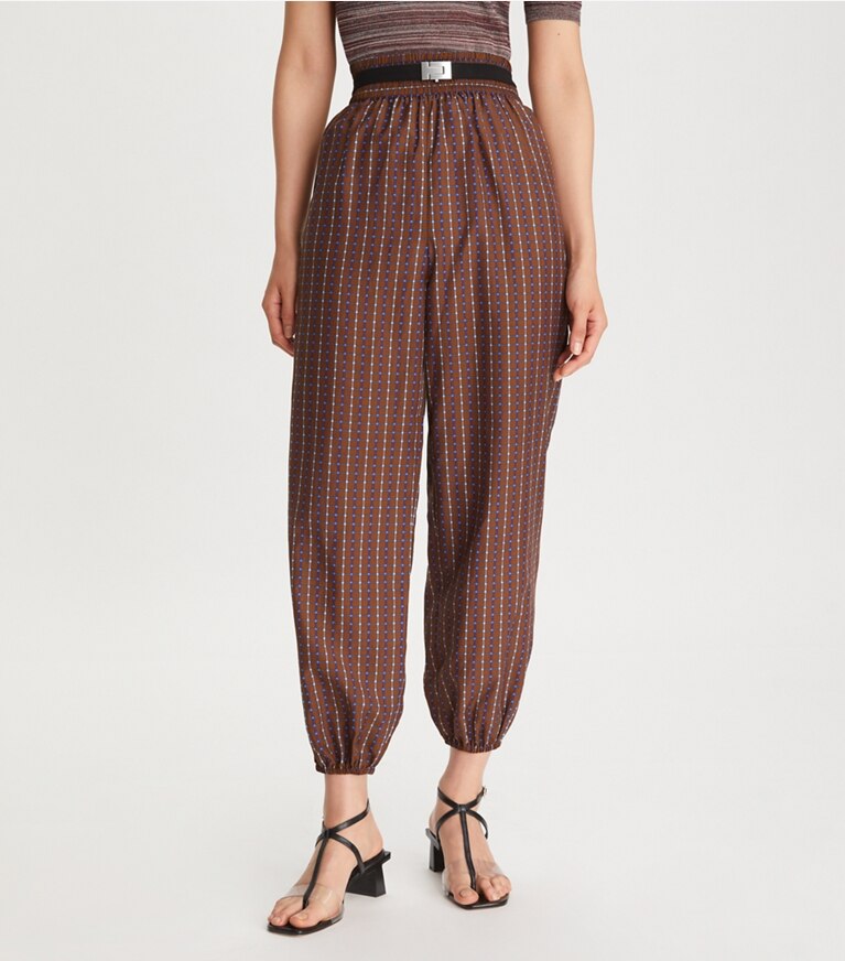 Tory Burch diseñador prendas inferiores Pantalones tobilleros con paneles de ventana y topos en Brown en el modelo (detalle)