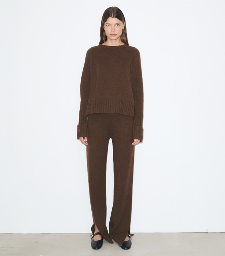 Tory Burch designer pantaloni Pantaloni in maglia di lana in Dark Roast parte anteriore su modella