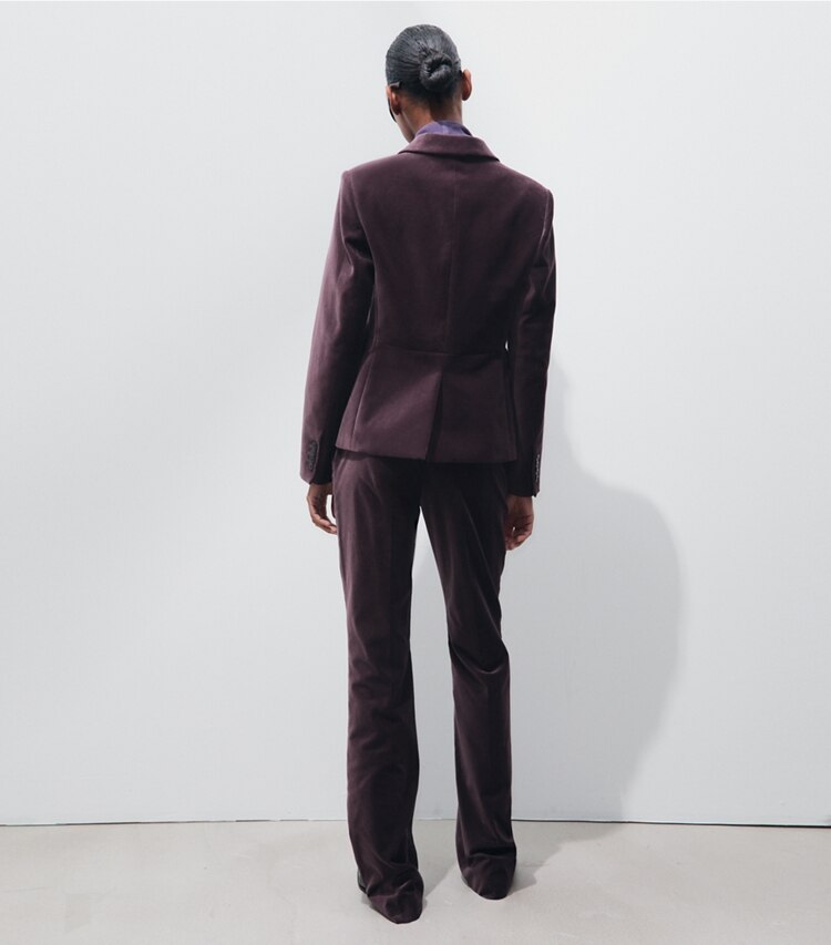 Tory Burch designer pantaloni Pantaloni sartoriali in velluto in Smoky Plum on model back