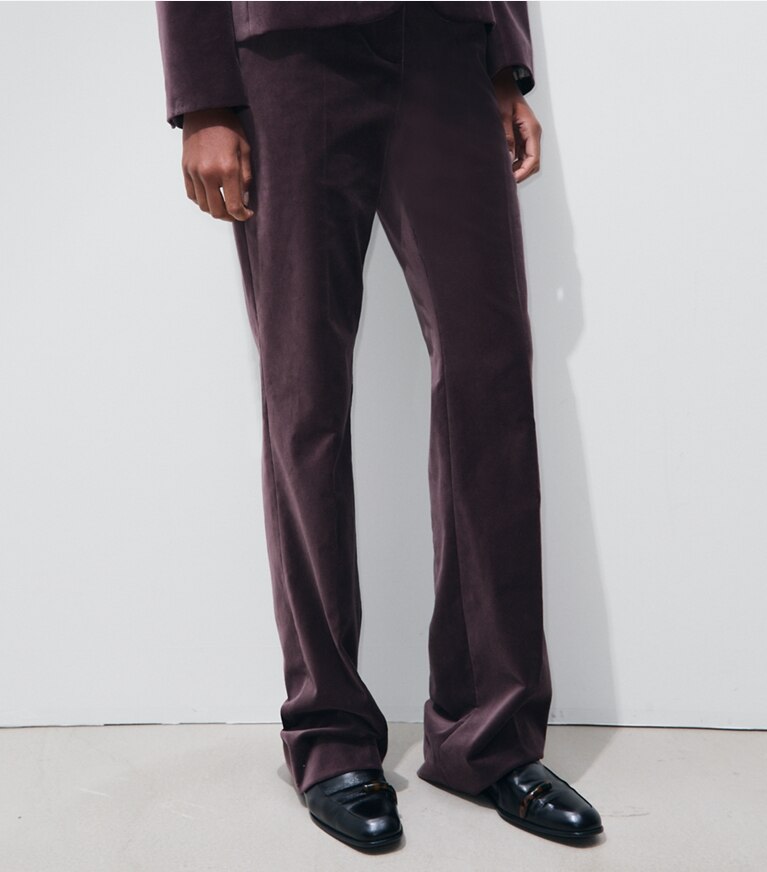 Tory Burch designer pantaloni Pantaloni sartoriali in velluto in Smoky Plum on model detail