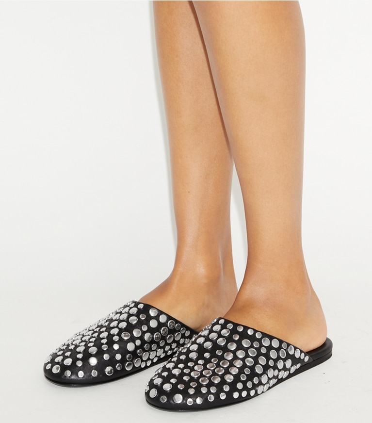 Tory Burch designer loafers Pantolette mit Nieten in PERFECT BLACK / SILVER angle