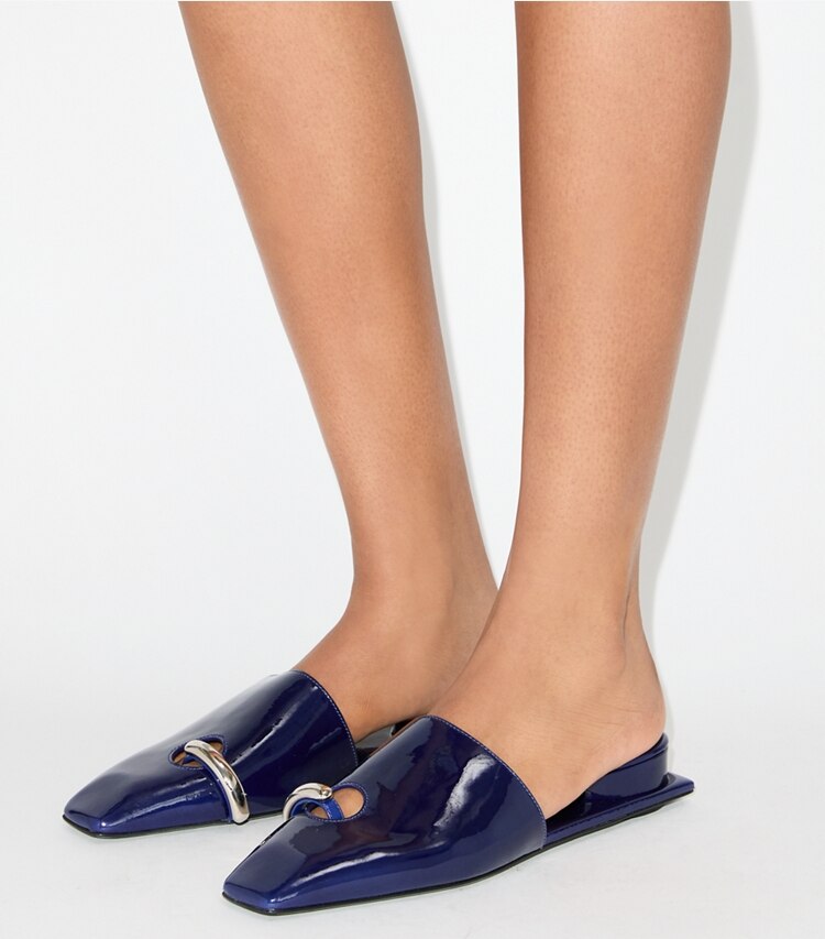 Tory Burch designer loafers Pantolette mit Piercingdetail in BALLPOINT BLUE accessory on model