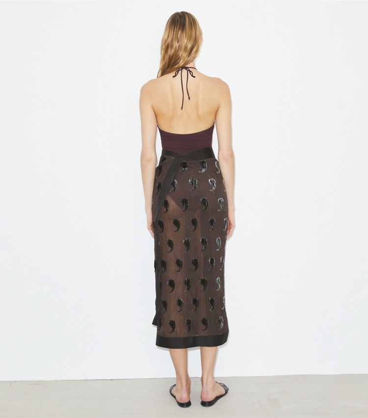 Tory Burch designer paréos Paréo en soie in Brown Paisley on model back