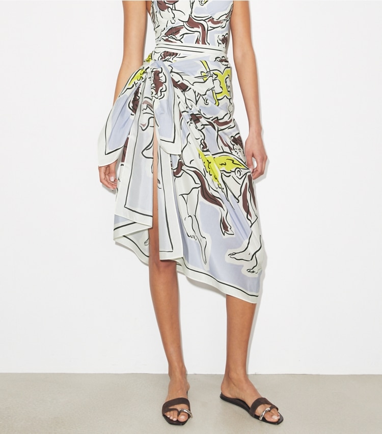 Tory Burch designer paréos Pareo en coton in Lilac Cherubs on model detail