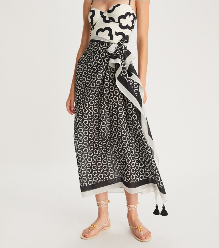 Tory Burch diseñador ropa de playa Pareo estampado en THE FLOWER BLACK detalle en modelo
