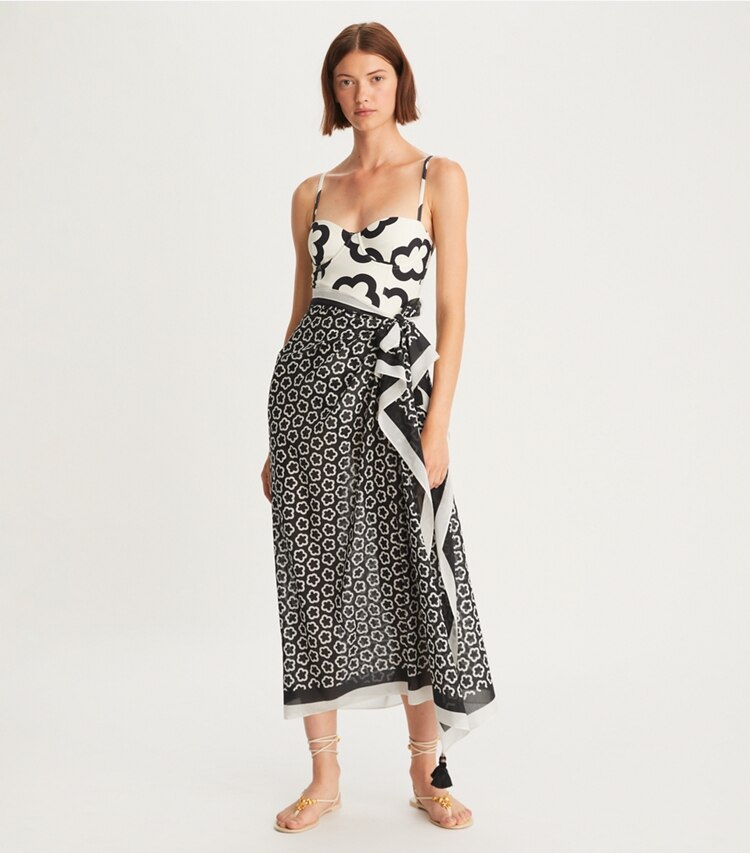 Tory Burch diseñador ropa de playa Pareo estampado en THE FLOWER BLACK frente en modelo