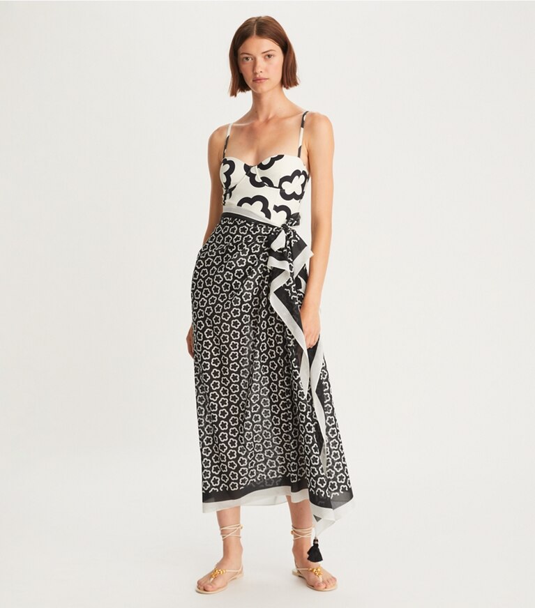 Tory Burch diseñador ropa de playa Pareo estampado en THE FLOWER BLACK frente en modelo