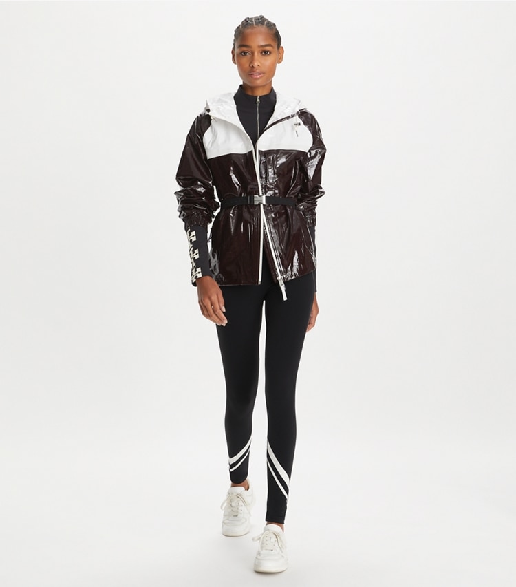 Tory Sport designer ジャケット コットン ジップ フード アノラック in Winetasting / Snow White モデル前面