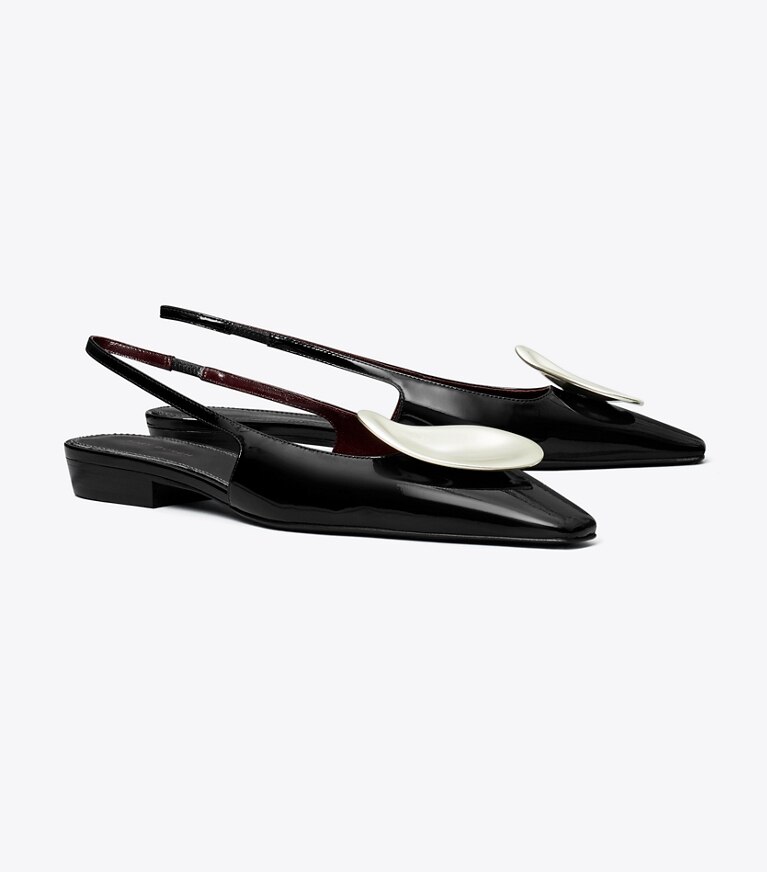 Tory Burch designer mocassins Patos à bride arrière dans PERFECT BLACK / SILVER angle