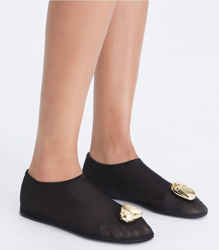 Tory Burch designer フラット パトス メッシュ フラット in BLACK / GOLD additional on model