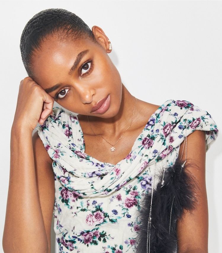 Tory Burch designer collane Pendente con fiore Kira in Tory Gold / Pearl accessory on model