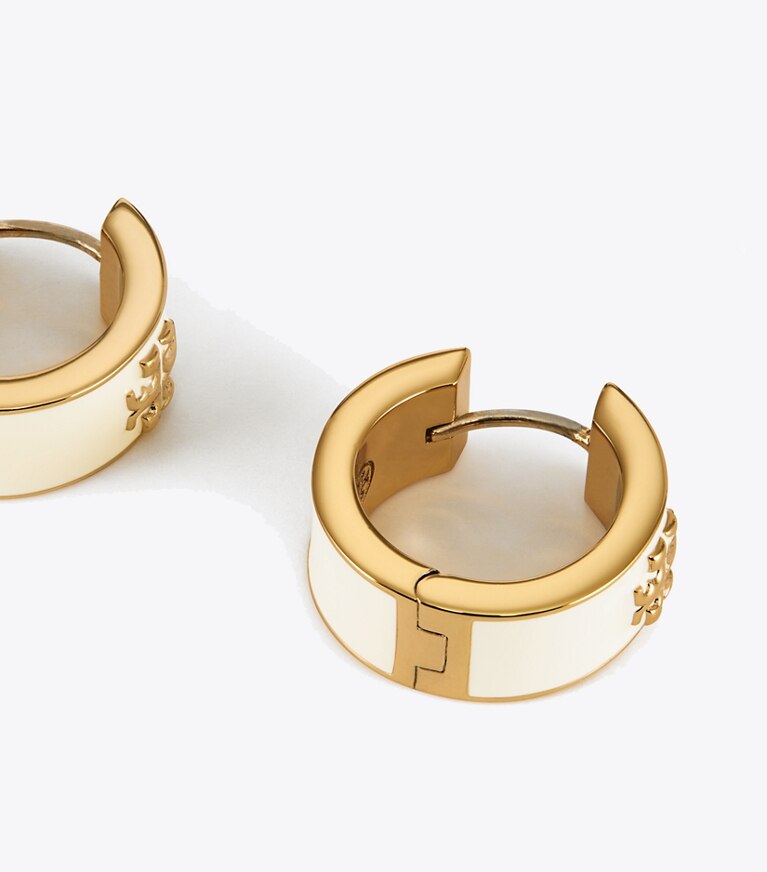 Tory Burch diseñador aretes Pendiente de aro esmaltado Kira en Tory Gold / New Ivory detalle