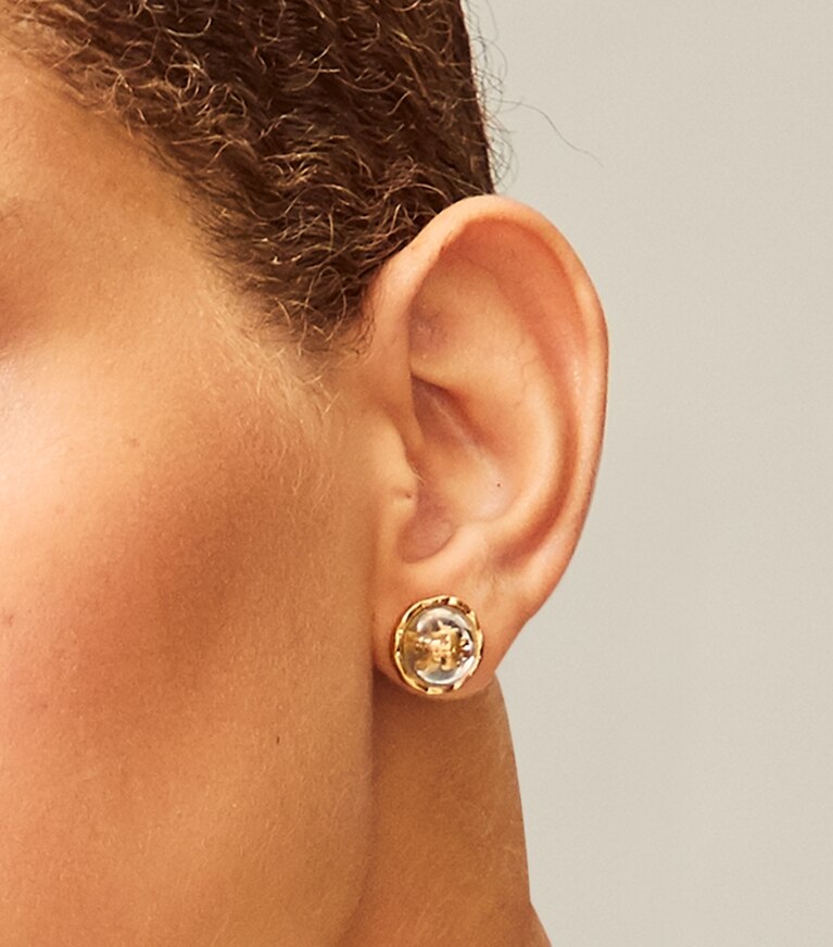 Tory Burch diseñador aretes Pendiente de botón circular Roxanne en Rolled Brass/Pale Papaya accesorio en el modelo