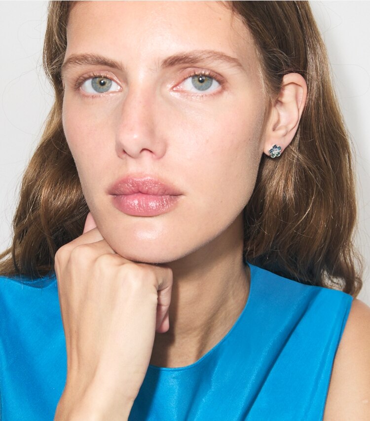 Tory Burch diseñador aretes Pendientes de botón Forget Me Not en Tory Gold / Mother of Pearl accesorio en el modelo