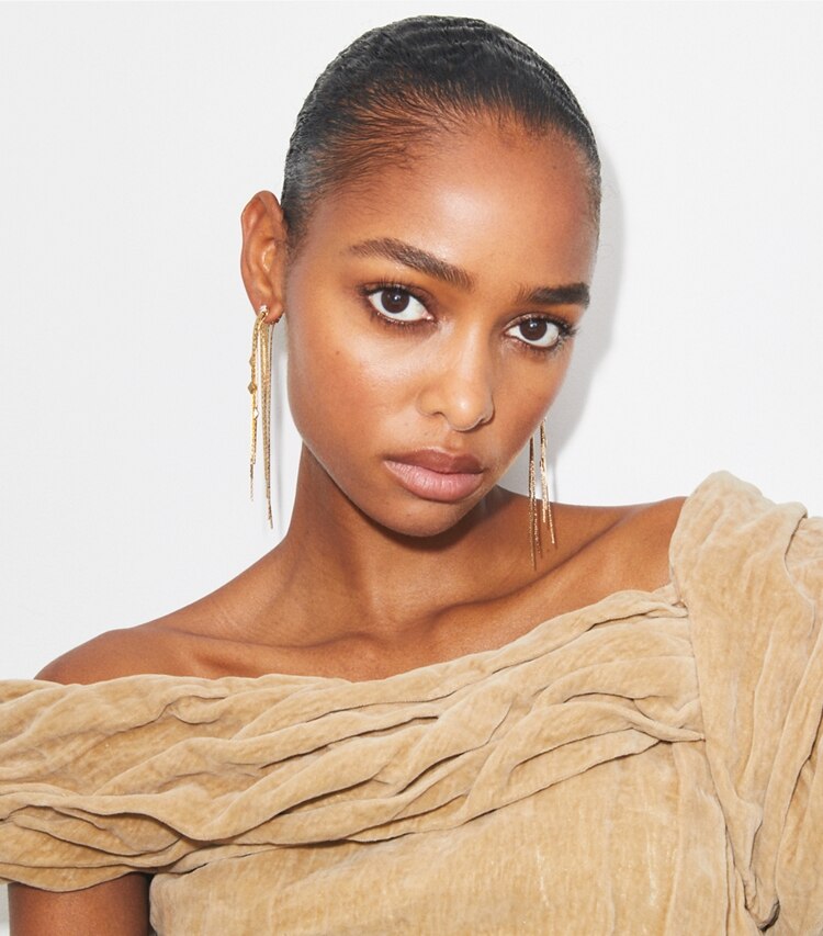 Tory Burch diseñador aretes Pendientes Runway con cadena delantera y trasera en Tory Silver / Crystal accesorio en modelo
