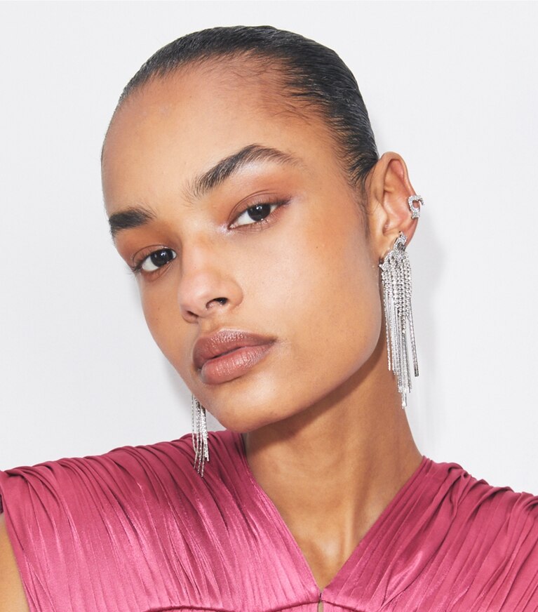 Tory Burch diseñador aretes Pendientes serifas con pavé en T Runway en Tory Silver / Crystal accesorio en modelo
