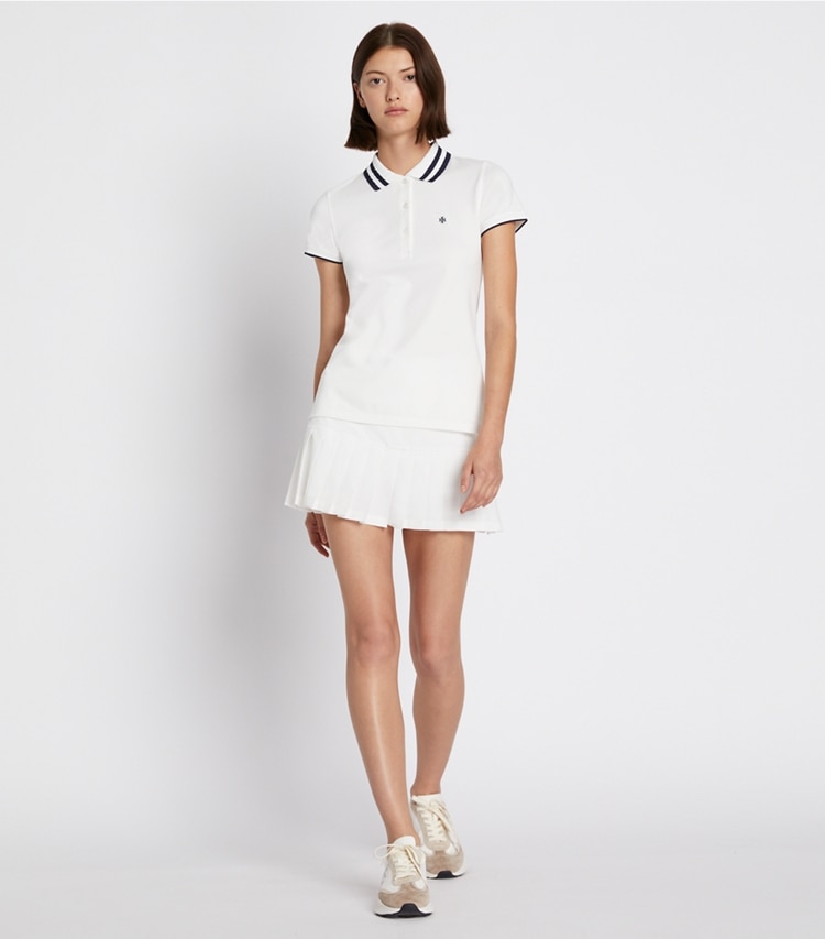 Tory Sport designer oberteile Performance-Poloshirt aus Piqué mit Plisseekragen in Snow White/Tory Navy modell von vorn