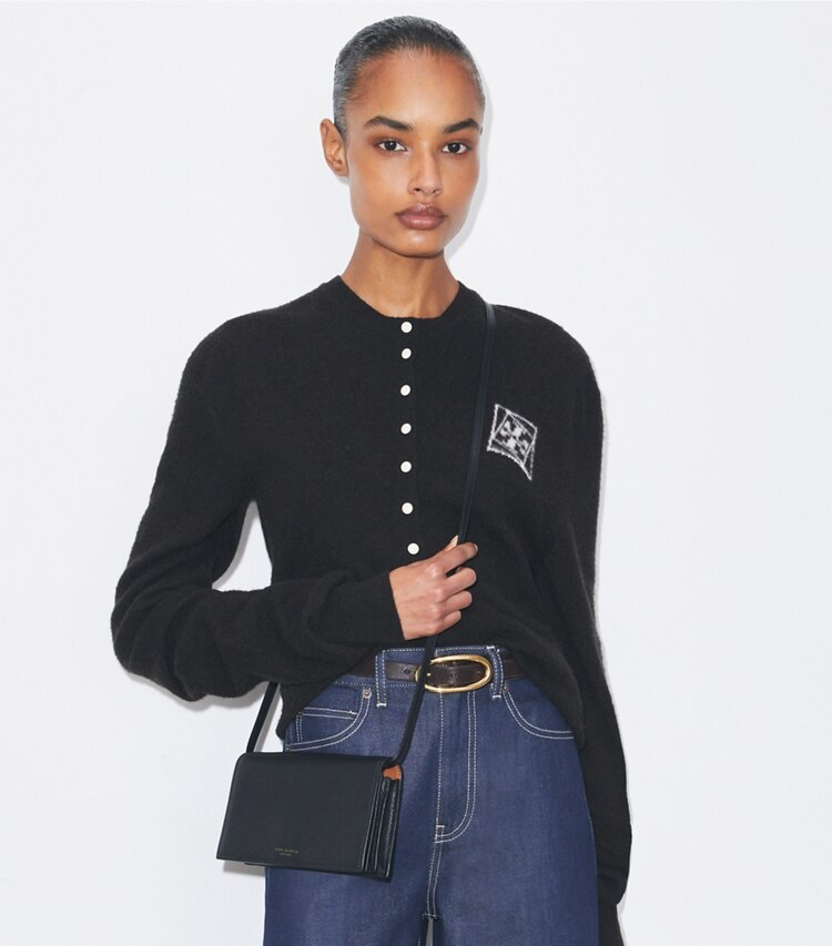 Tory Burch designer kleine taschen Perry Crossbody-Geldbörse in Black accessory on model