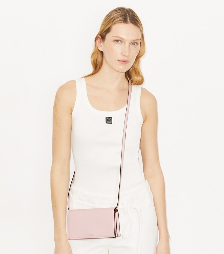 Tory Burch designer crossbody bags Perry Crossbody-Geldbörse in Rose accessory on model