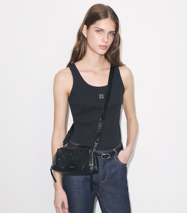 Tory Burch designer クロスボディバッグ ペリー パテント ボイジャー クロスボディバッグ in Black accessory on model