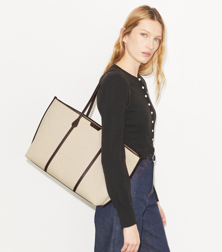Tory Burch designer tote bags Perry Tote Bag aus Canvas in Natural accessory on model