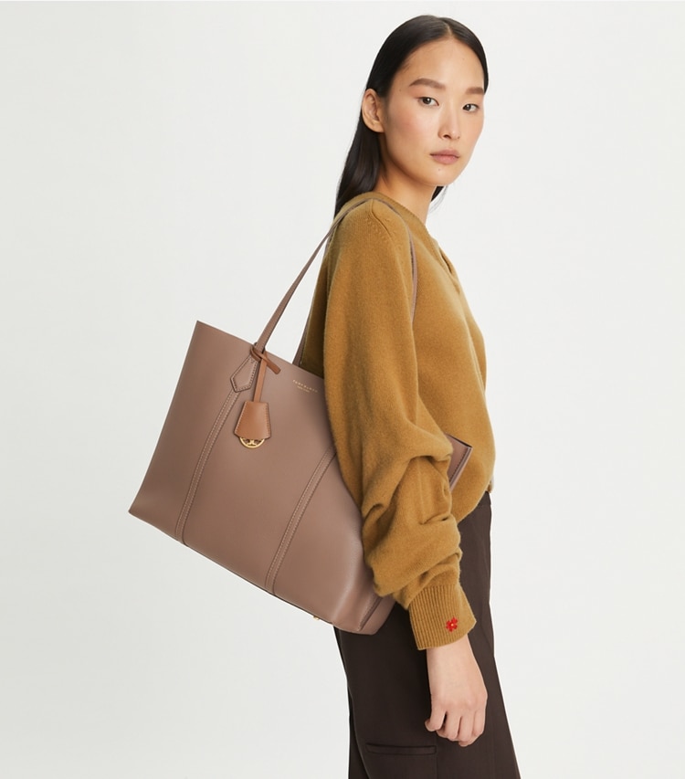 Tory Burch designer トートバッグ ペリー トリプルコンパートメント トート in CLAM SHELL accessory on model