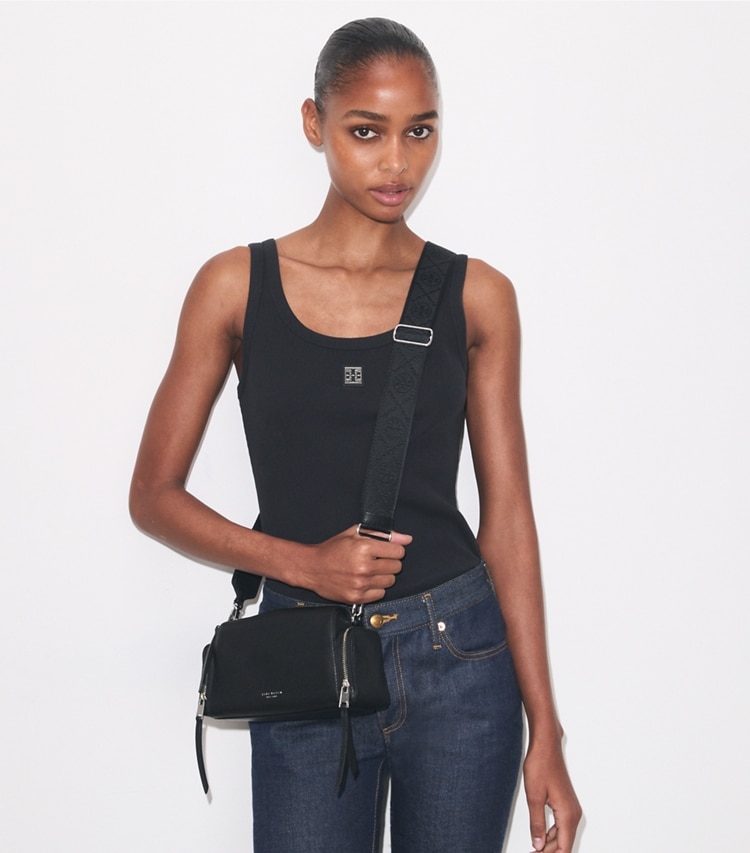 Tory Burch designer sacs à bandoulière Perry Voyager Crossbody Bag in Black accessory on model
