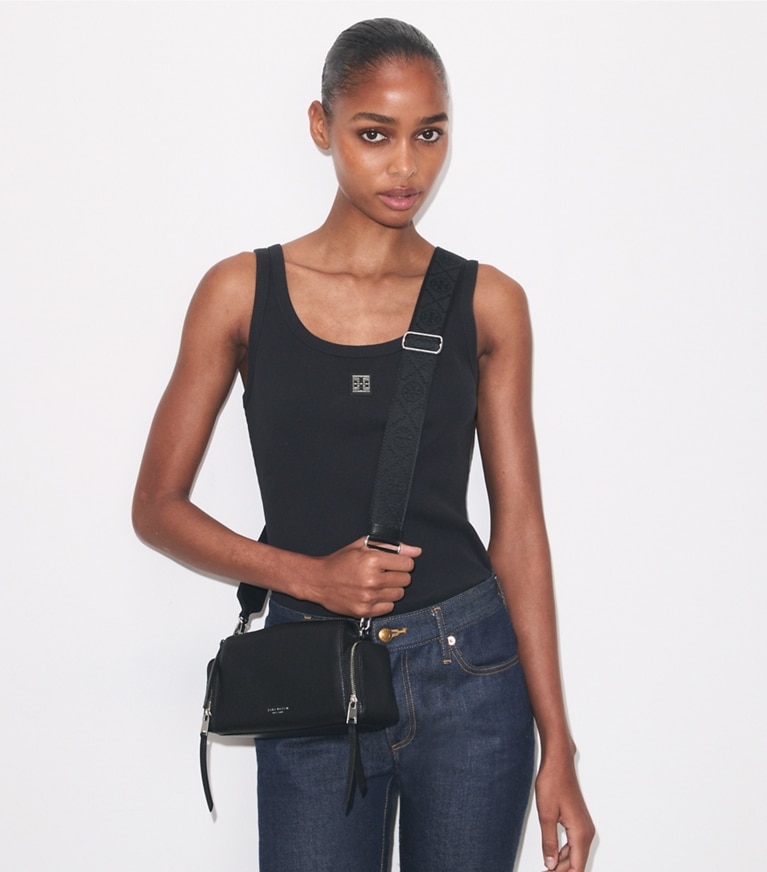 Tory Burch designer sacs à bandoulière Perry Voyager Crossbody Bag in Black accessory on model