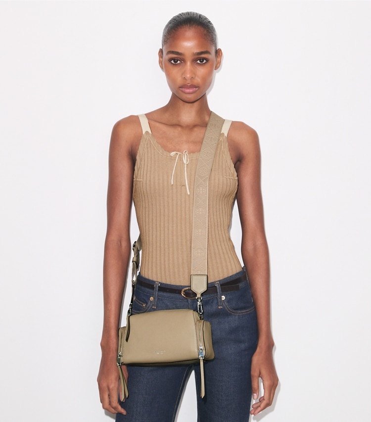 Tory Burch designer クロスボディバッグ ペリー ボイジャー クロスボディバッグ in Soft Cement accessory on model