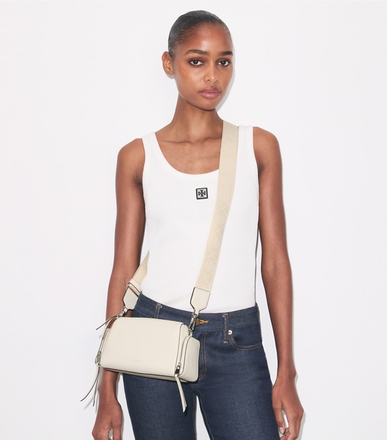 Tory Burch designer クロスボディバッグ ペリー ボイジャーバッグ in Light Cream accessory on model