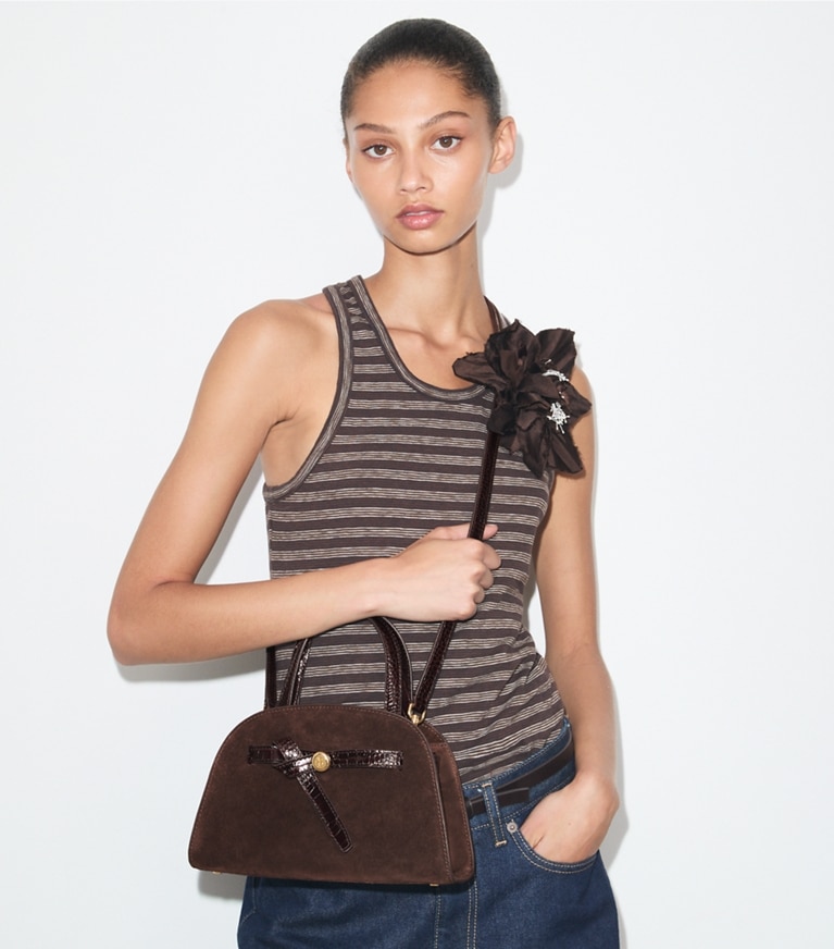 Tory Burch designer sacs à bandoulière Petit bauletto Romy en suède dans DARK COCOA supplémentaire sur le modèle