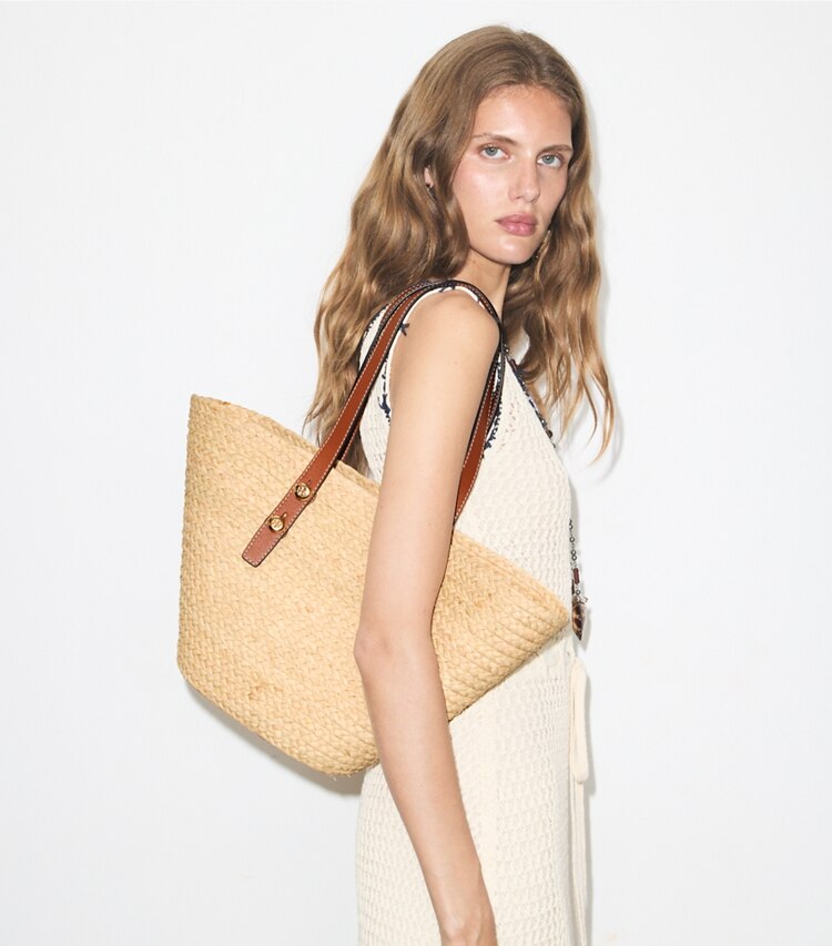 Tory Burch designer cabas Petit cabas panier Romy in Natural accessory on model