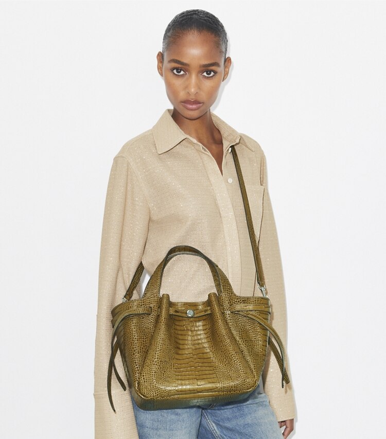 Tory Burch designer sac à main Petit cabas Romy en cuir embossé effet croco in Shroom accessory on model