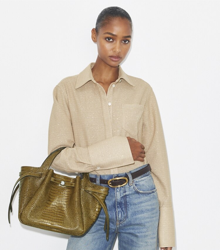 Tory Burch designer sac à main Petit cabas Romy en cuir embossé effet croco in Shroom additional on model