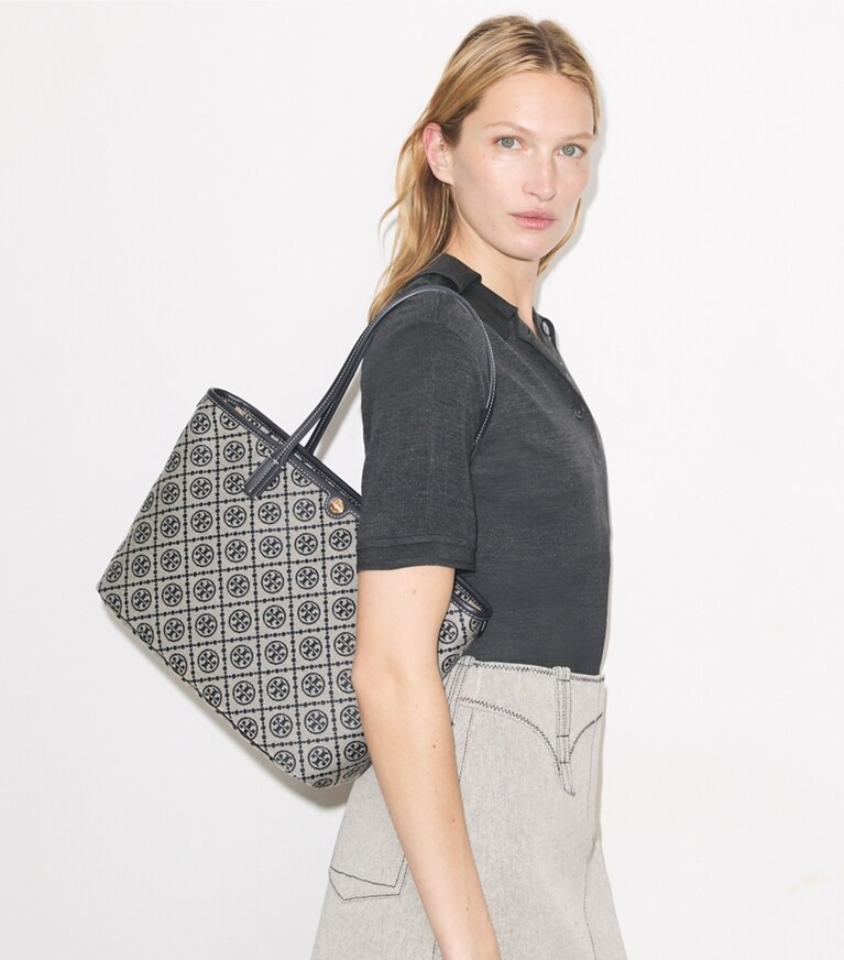 Tory Burch designer cabas Petit cabas zippé T Monogram in TORY NAVY accessory on model