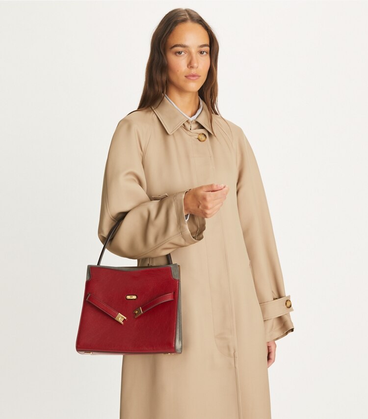 Tory Burch designer sac à main Petit double sac Lee Radziwill texturé in Ruby accessory on model