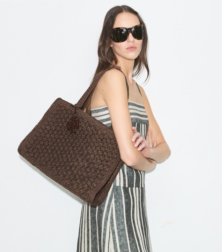 Tory Burch designer cabas Petit fourre-tout Ella en crochet popcorn fait main dans Dark Cocoa accessoire sur le modèle